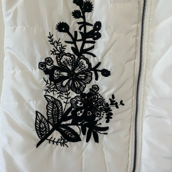 NEW! For Cynthia white Puffer Vest Zip Up Black Floral Pattern Womens Size L - Picture 4 of 13